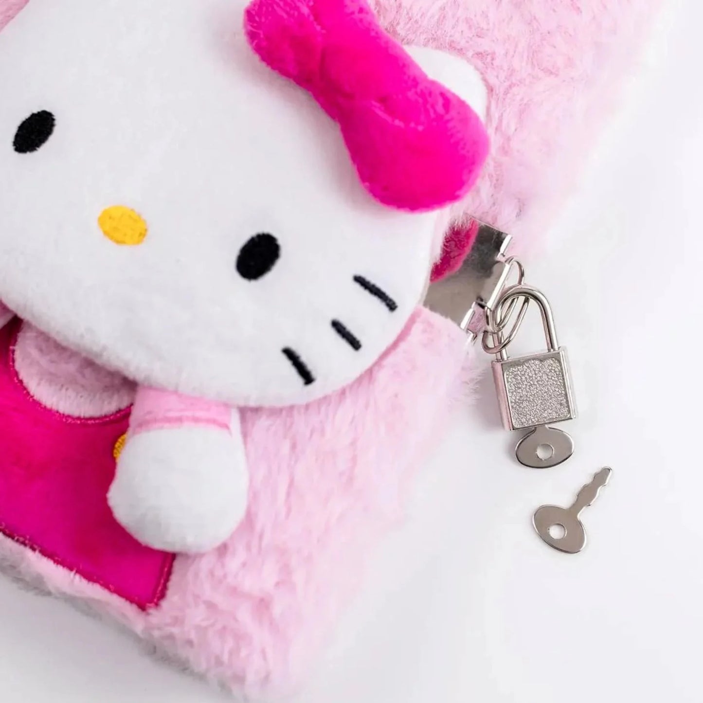 Diario Segreto Hello Kitty Peluche con Lucchetto e Chiave — Copertina Morbida 3D Arcobaleno Ricamato Pagine a Righe Licenza Sanrio
